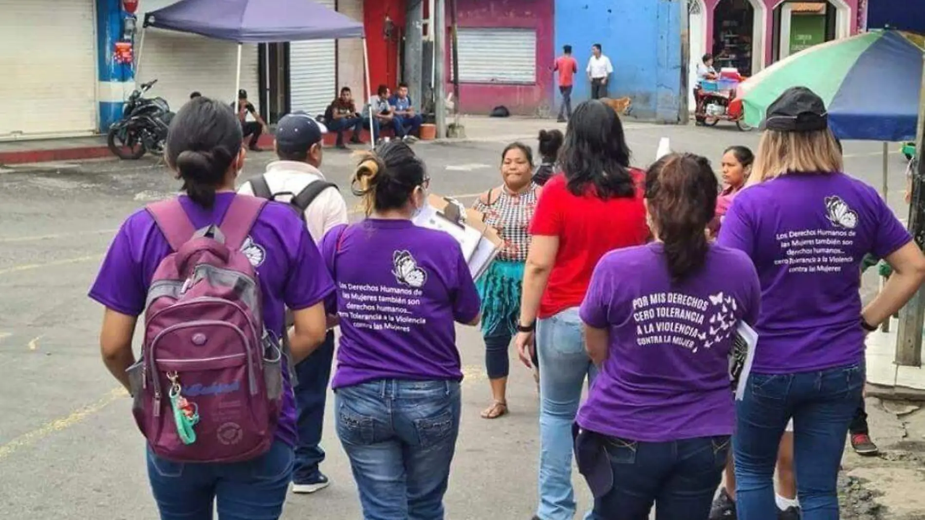 mujeres caminando